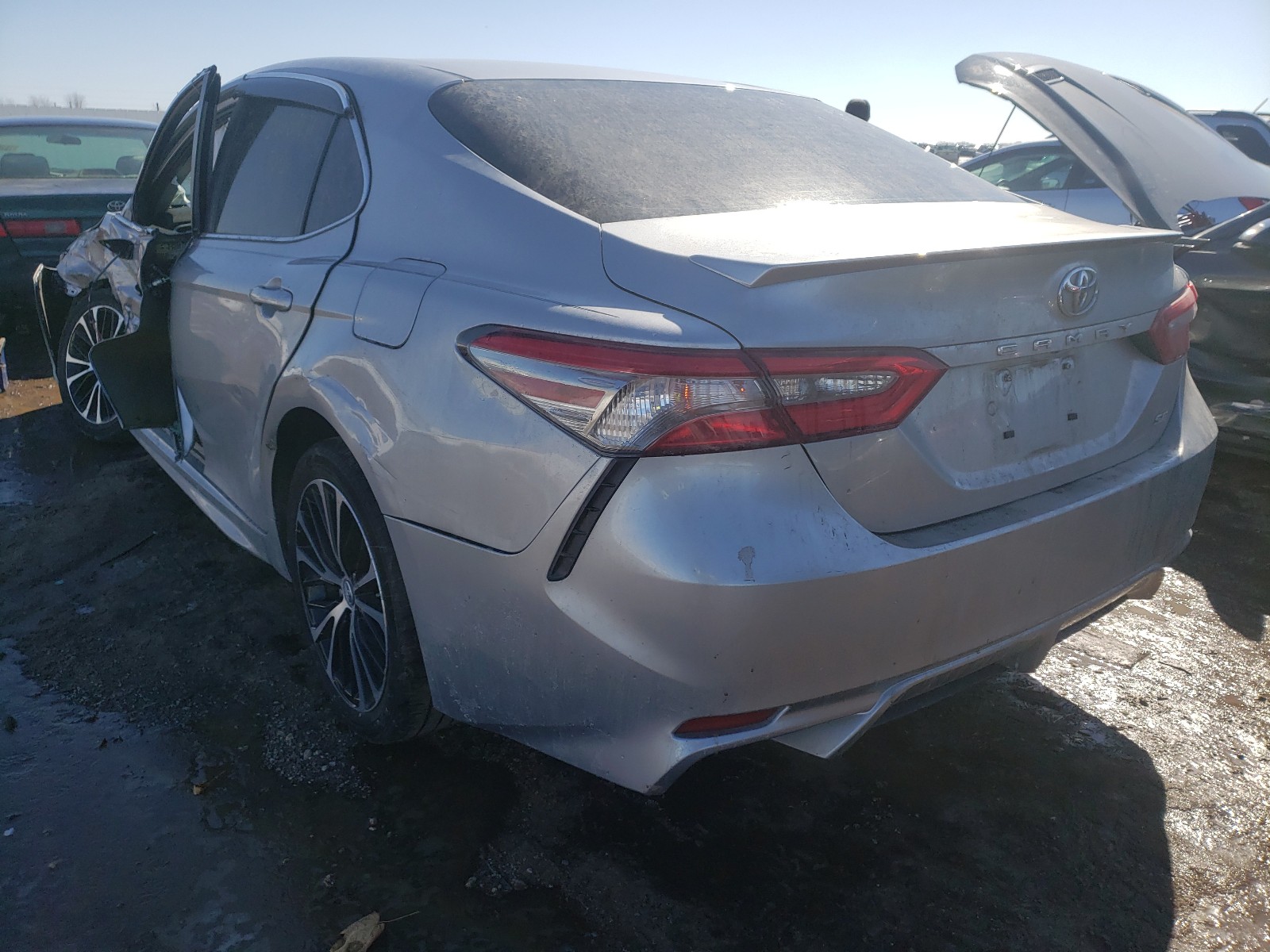 Photo 2 VIN: 4T1B11HK3JU566757 - TOYOTA CAMRY L 