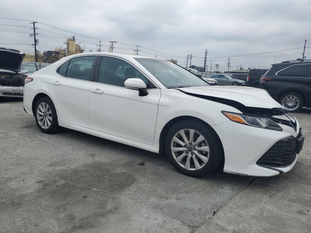 Photo 3 VIN: 4T1B11HK3JU614578 - TOYOTA CAMRY 