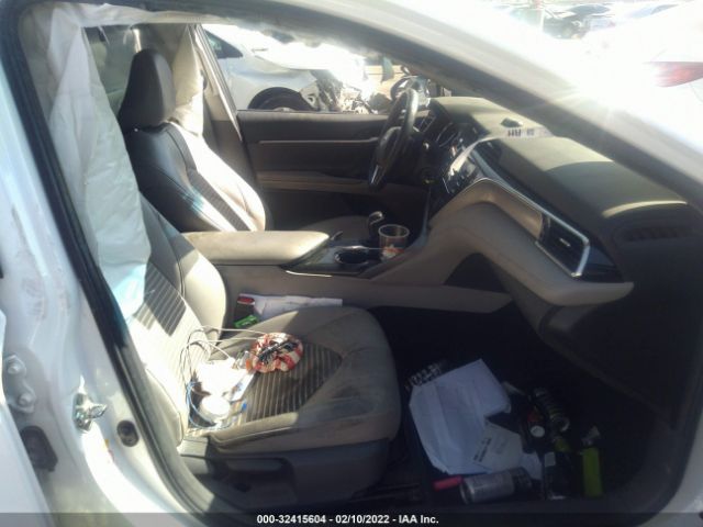 Photo 4 VIN: 4T1B11HK3JU632613 - TOYOTA CAMRY 