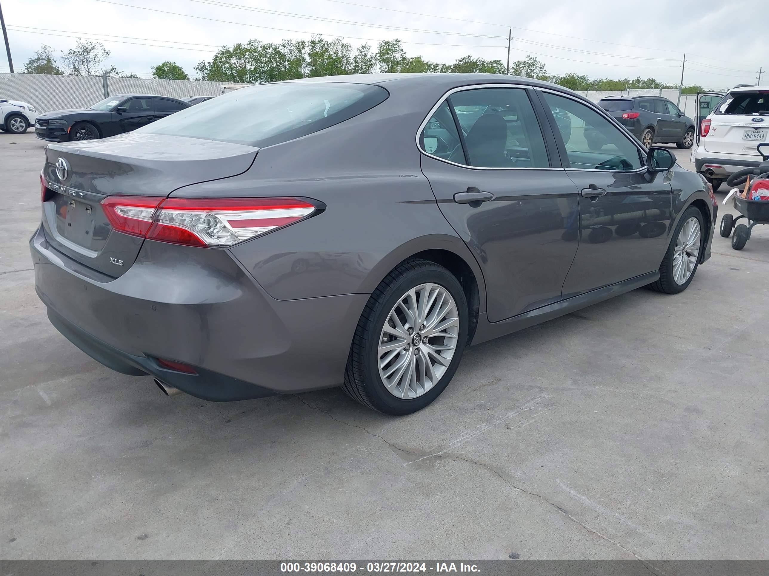 Photo 3 VIN: 4T1B11HK4JU004558 - TOYOTA CAMRY 