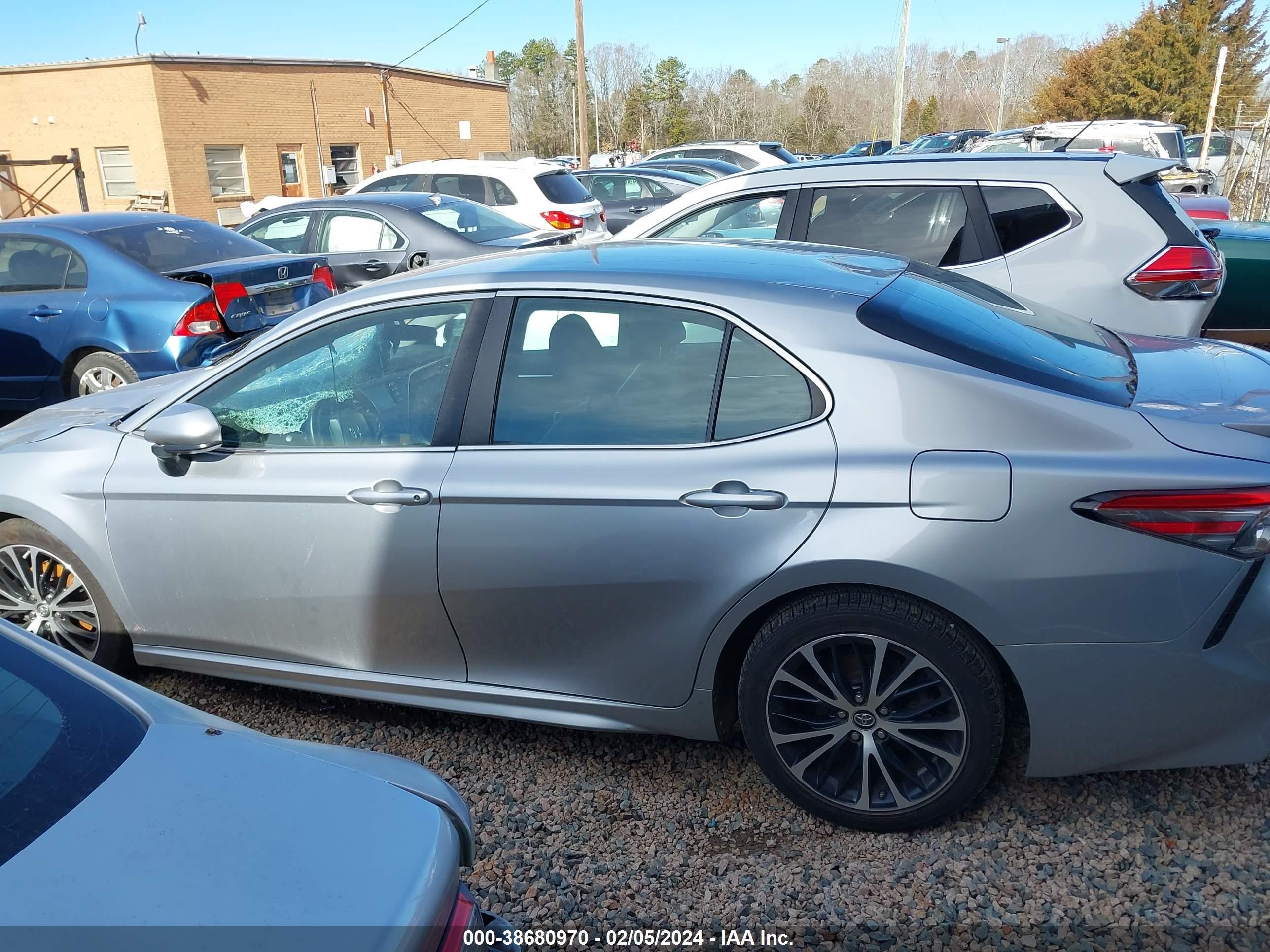 Photo 13 VIN: 4T1B11HK4JU020596 - TOYOTA CAMRY 