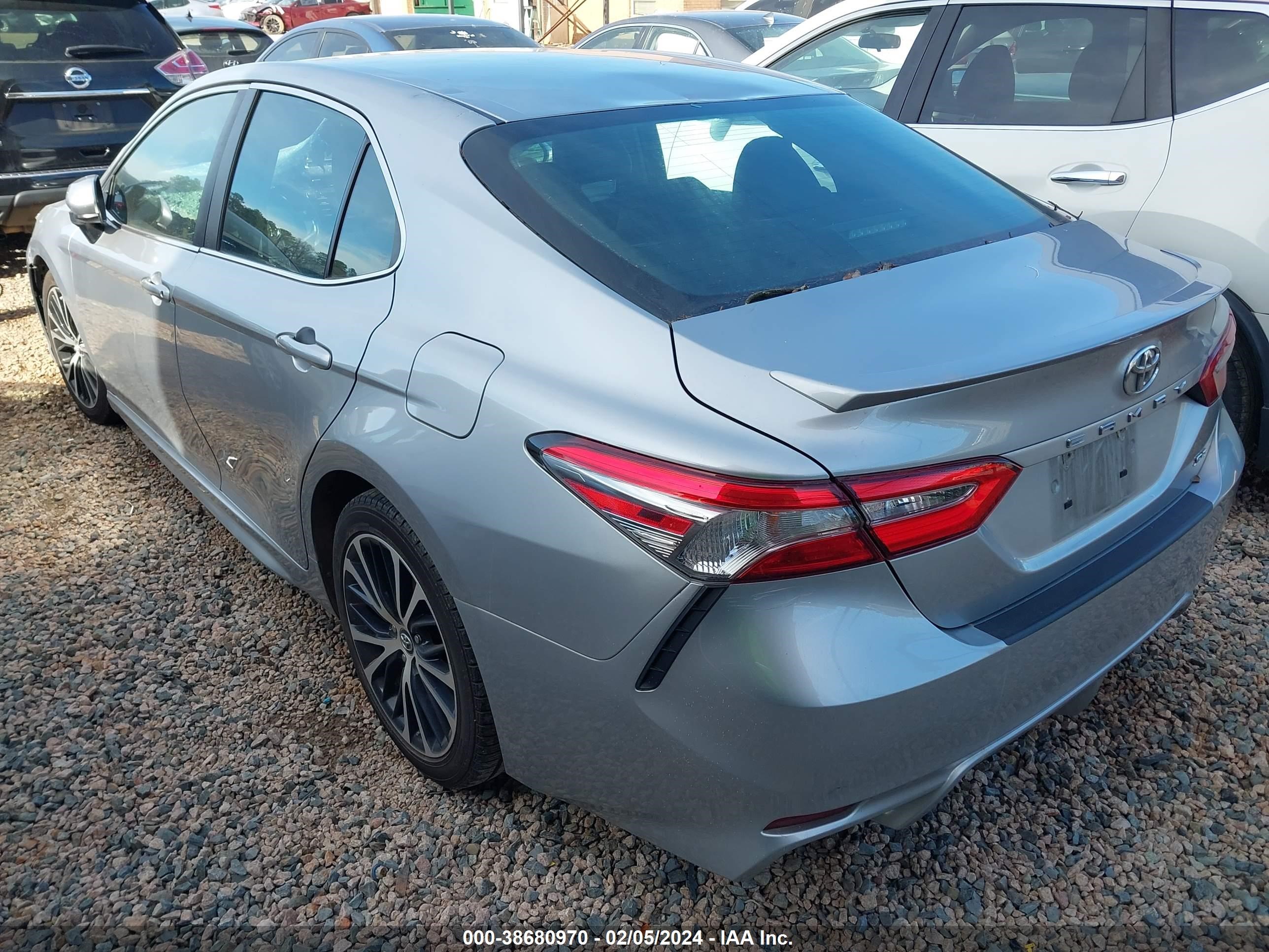 Photo 2 VIN: 4T1B11HK4JU020596 - TOYOTA CAMRY 