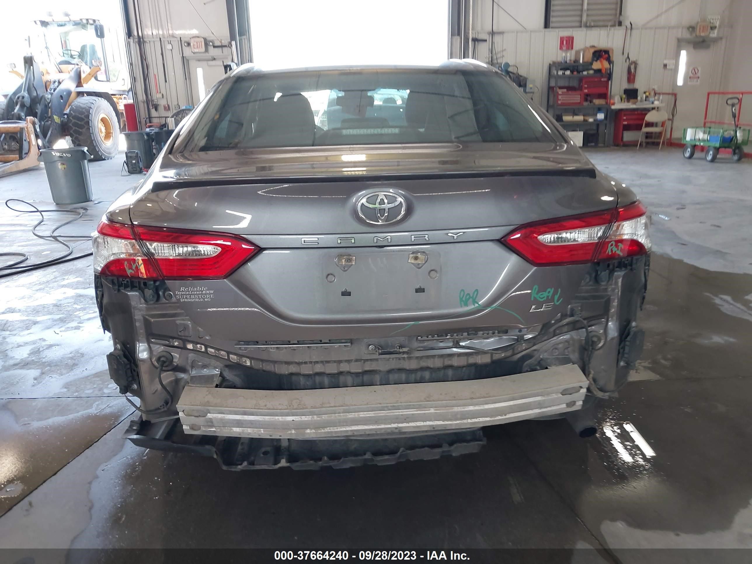 Photo 16 VIN: 4T1B11HK4JU540877 - TOYOTA CAMRY 