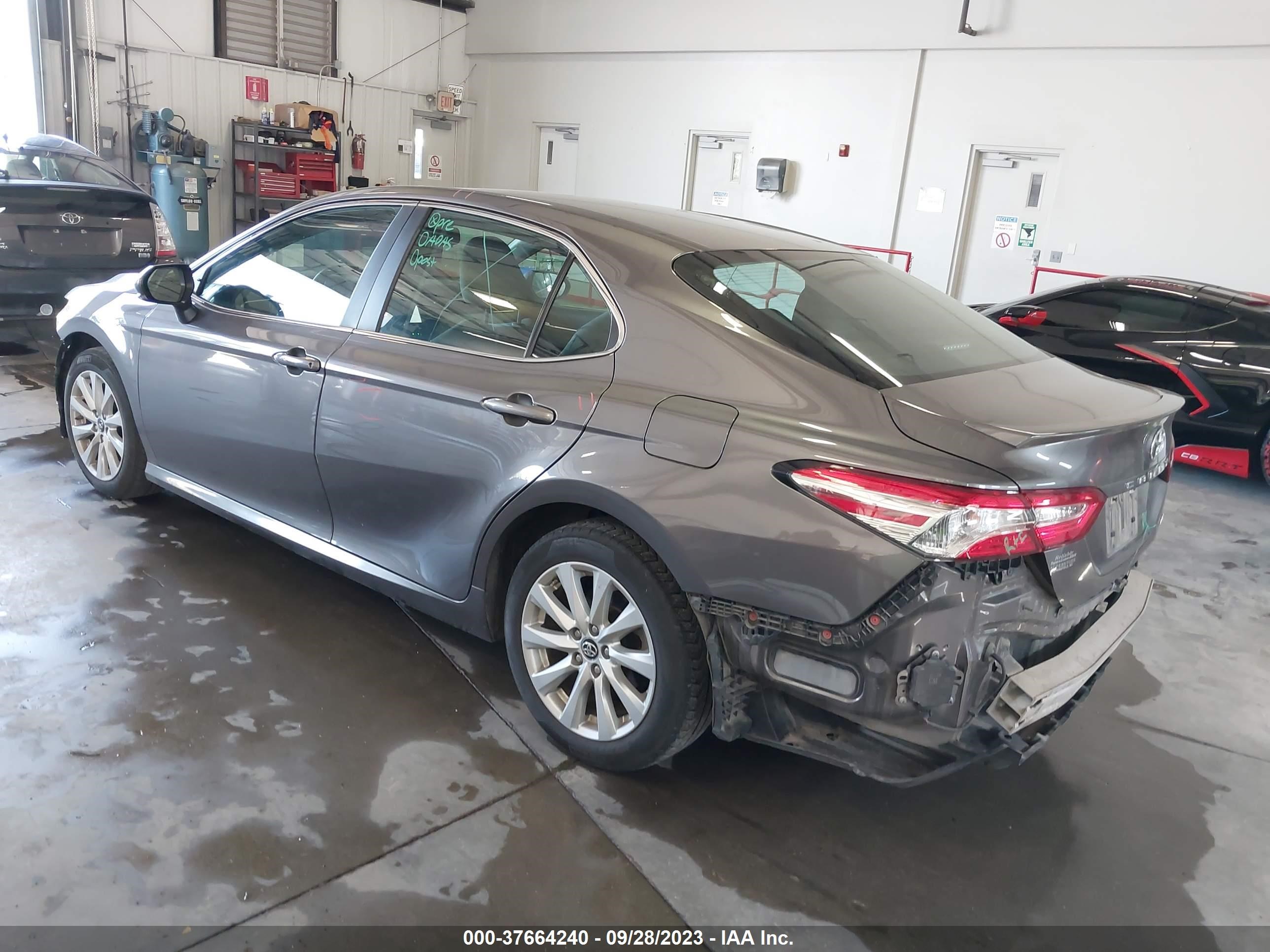 Photo 2 VIN: 4T1B11HK4JU540877 - TOYOTA CAMRY 