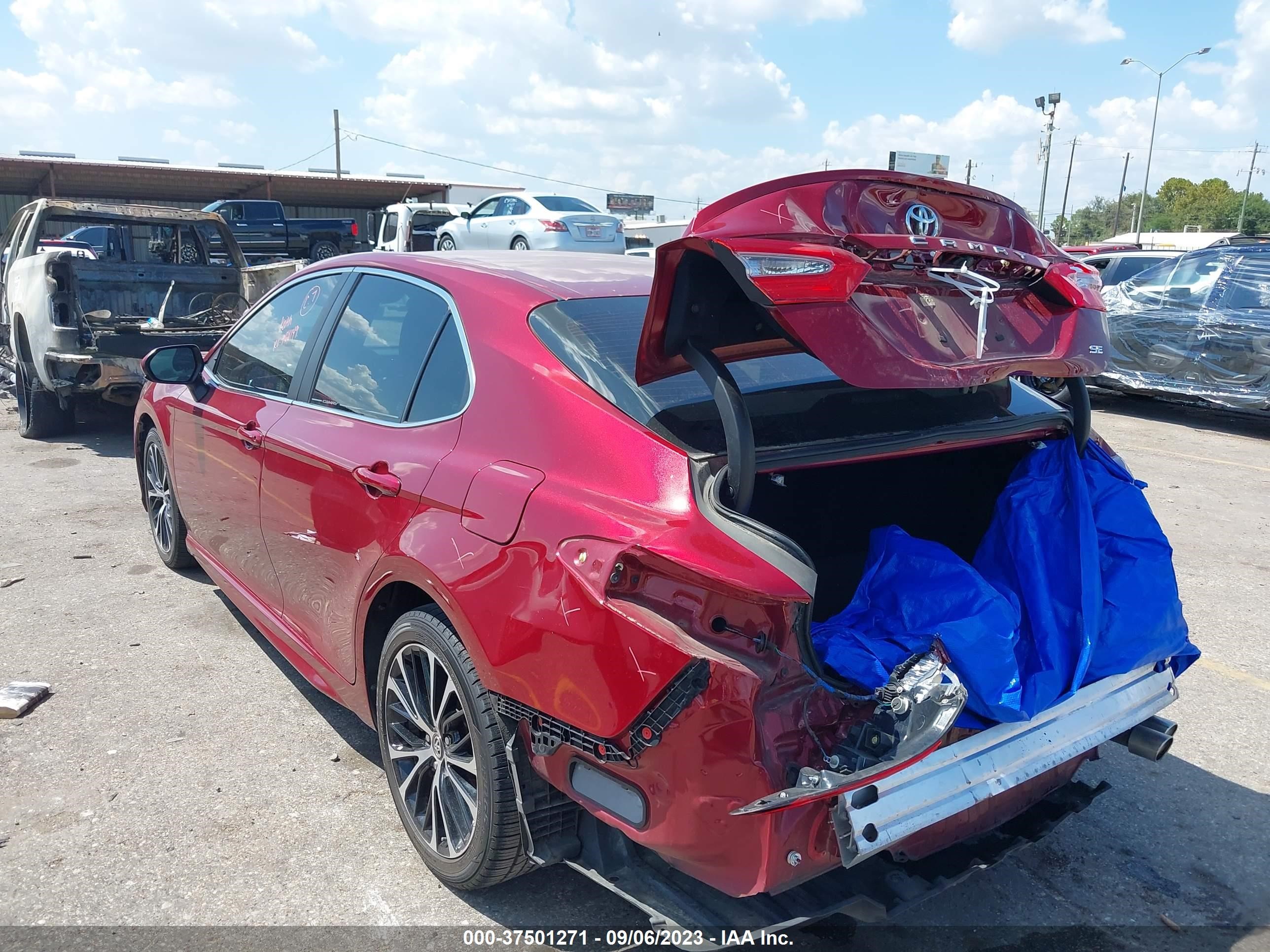 Photo 2 VIN: 4T1B11HK4JU564628 - TOYOTA CAMRY 