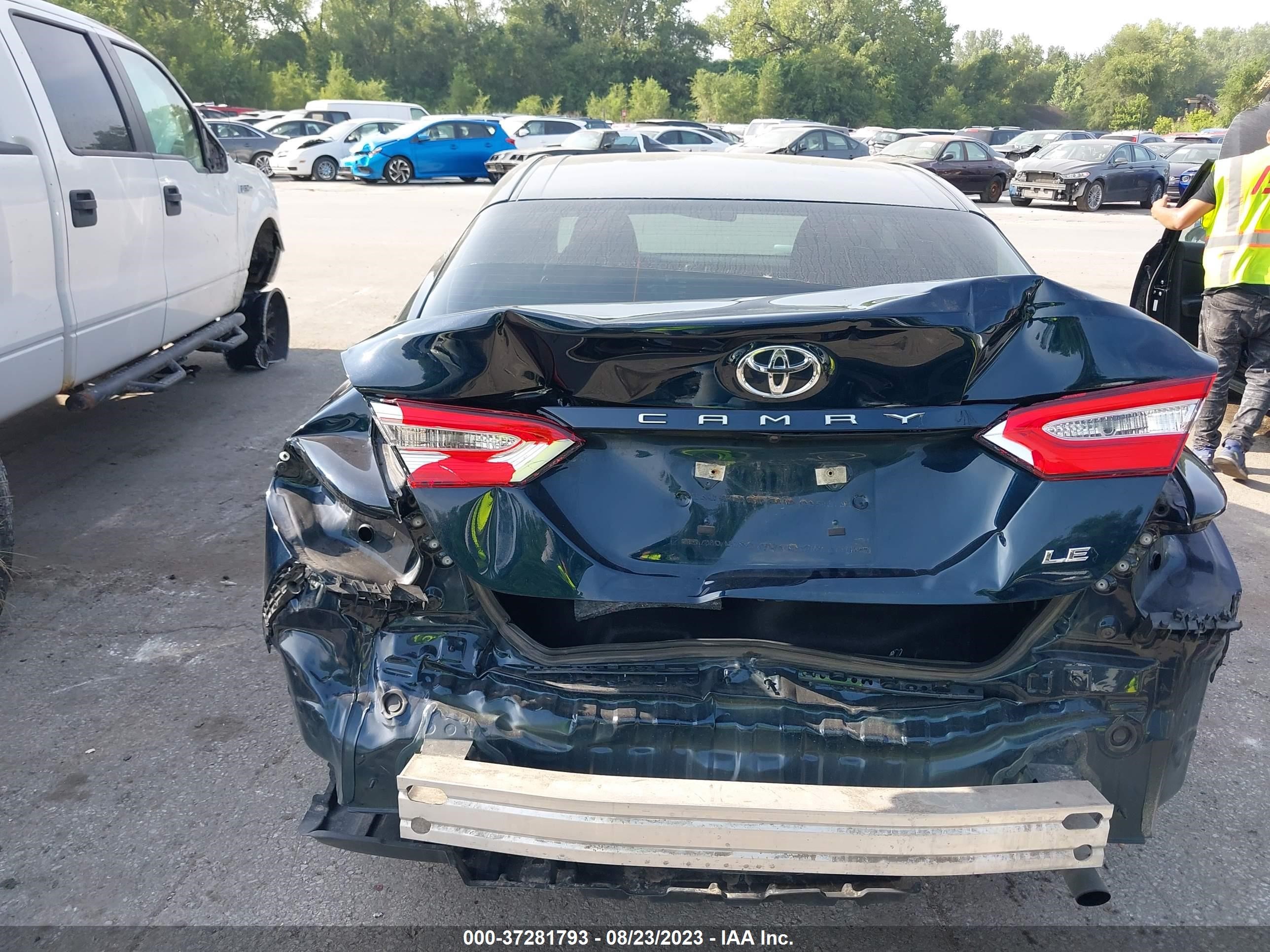 Photo 16 VIN: 4T1B11HK4JU614699 - TOYOTA CAMRY 