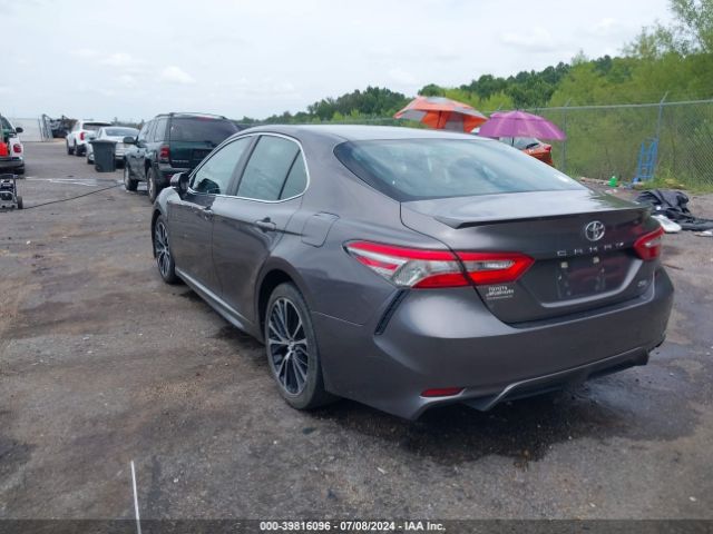 Photo 2 VIN: 4T1B11HK5JU006965 - TOYOTA CAMRY 