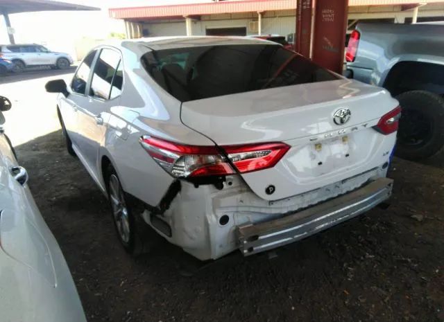 Photo 2 VIN: 4T1B11HK5JU009980 - TOYOTA CAMRY 