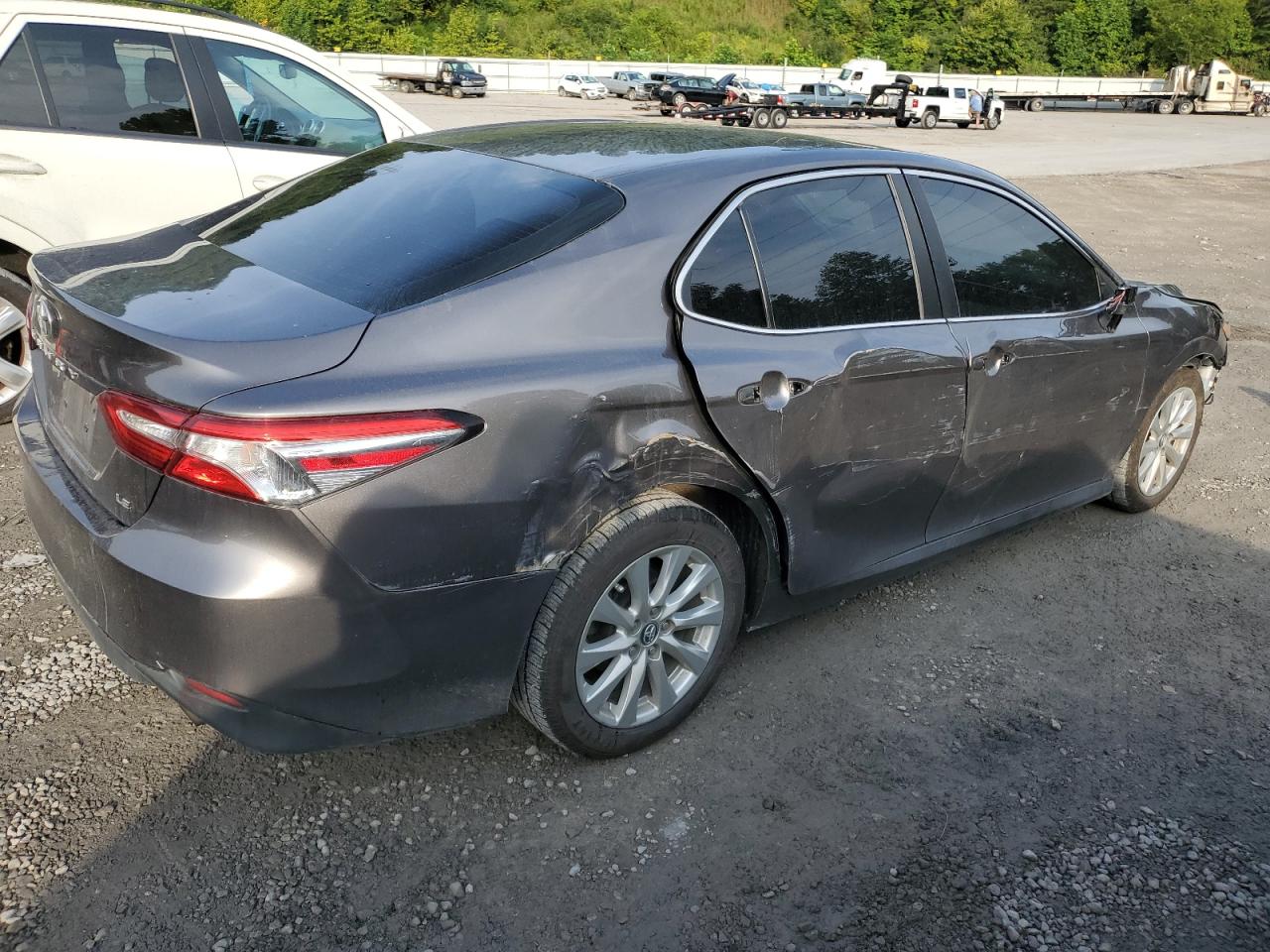 Photo 2 VIN: 4T1B11HK5JU019070 - TOYOTA CAMRY 