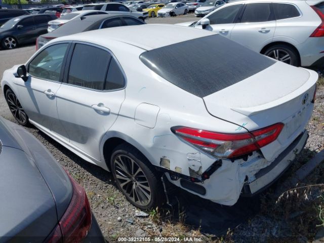 Photo 2 VIN: 4T1B11HK5JU113109 - TOYOTA CAMRY 