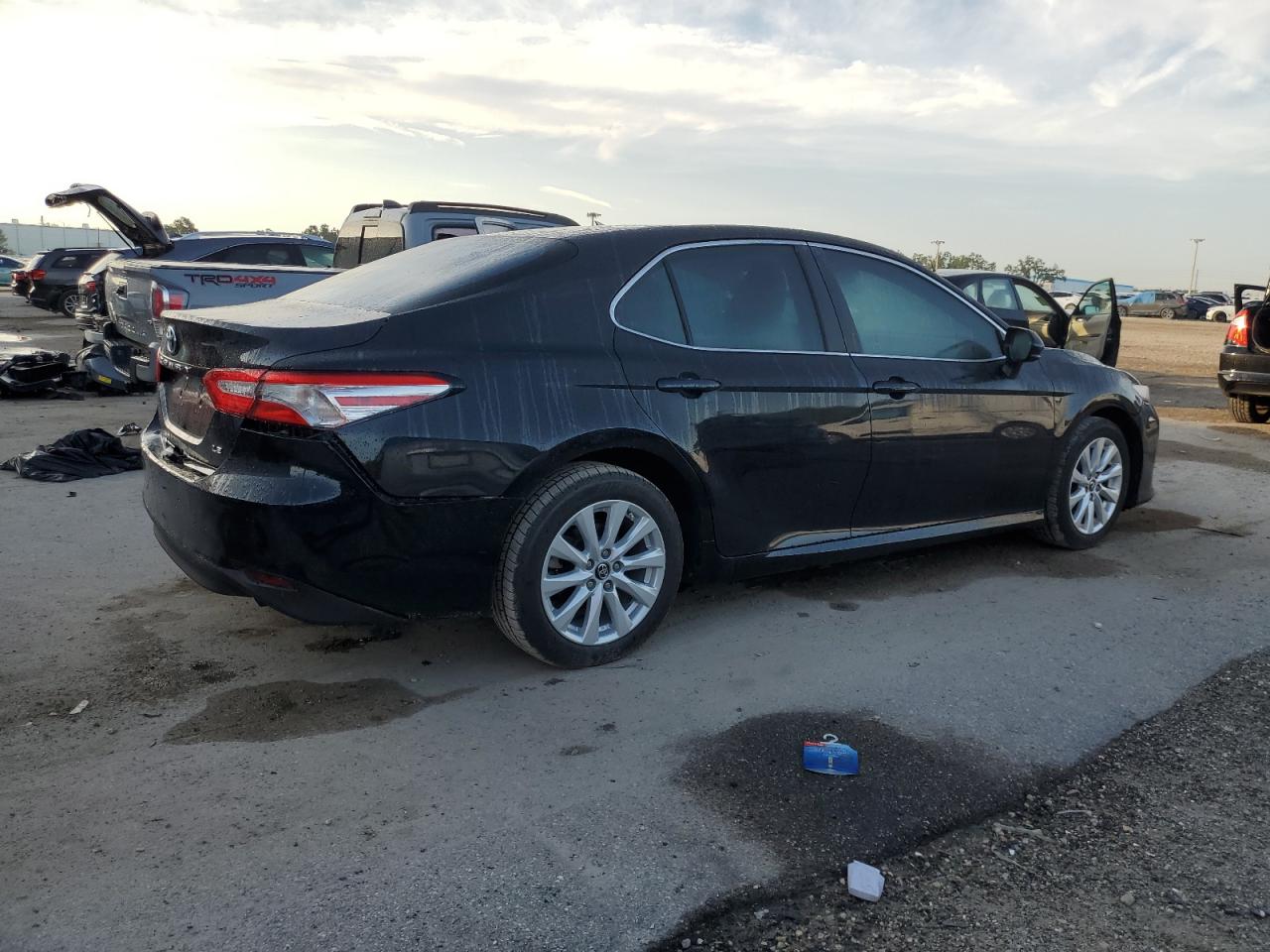 Photo 2 VIN: 4T1B11HK5JU521514 - TOYOTA CAMRY 