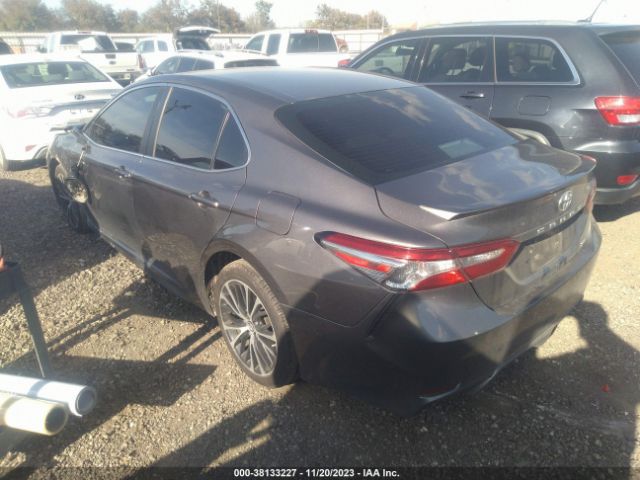 Photo 2 VIN: 4T1B11HK5JU561303 - TOYOTA CAMRY 