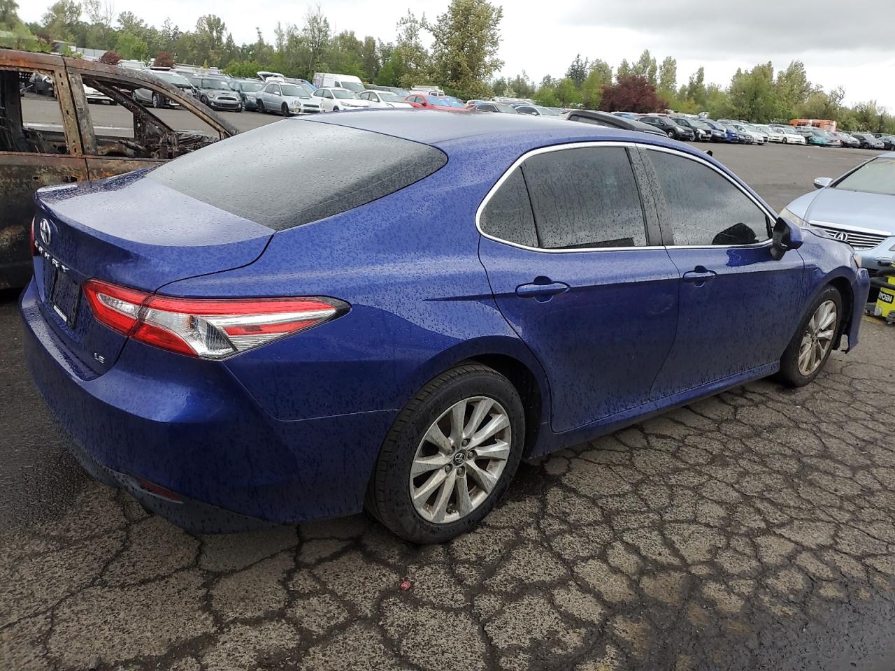 Photo 2 VIN: 4T1B11HK5JU597136 - TOYOTA CAMRY 