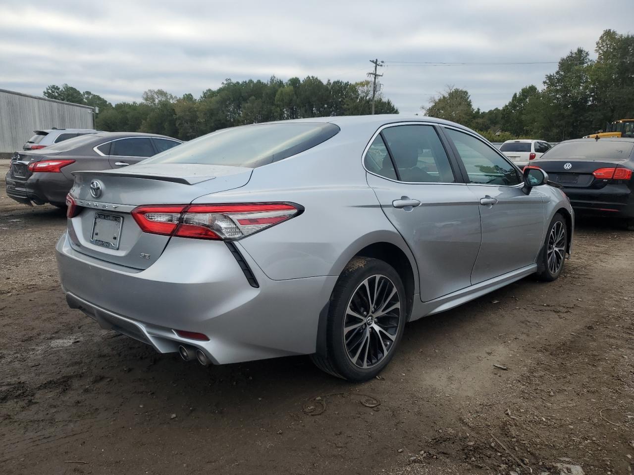 Photo 2 VIN: 4T1B11HK5JU600018 - TOYOTA CAMRY 