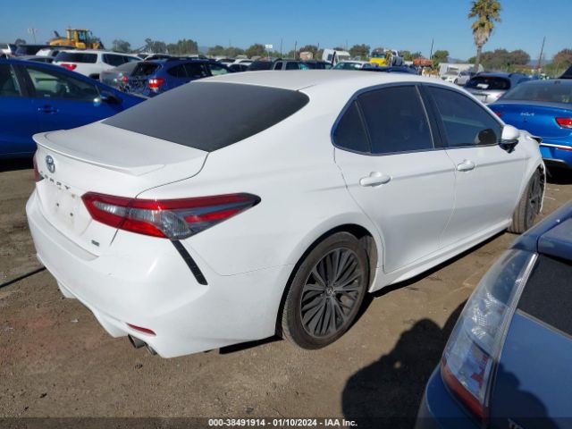 Photo 3 VIN: 4T1B11HK5JU601881 - TOYOTA CAMRY 