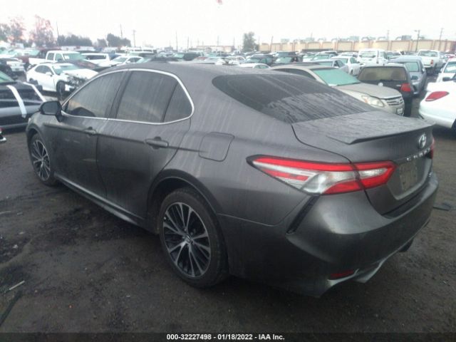 Photo 2 VIN: 4T1B11HK5JU655696 - TOYOTA CAMRY 