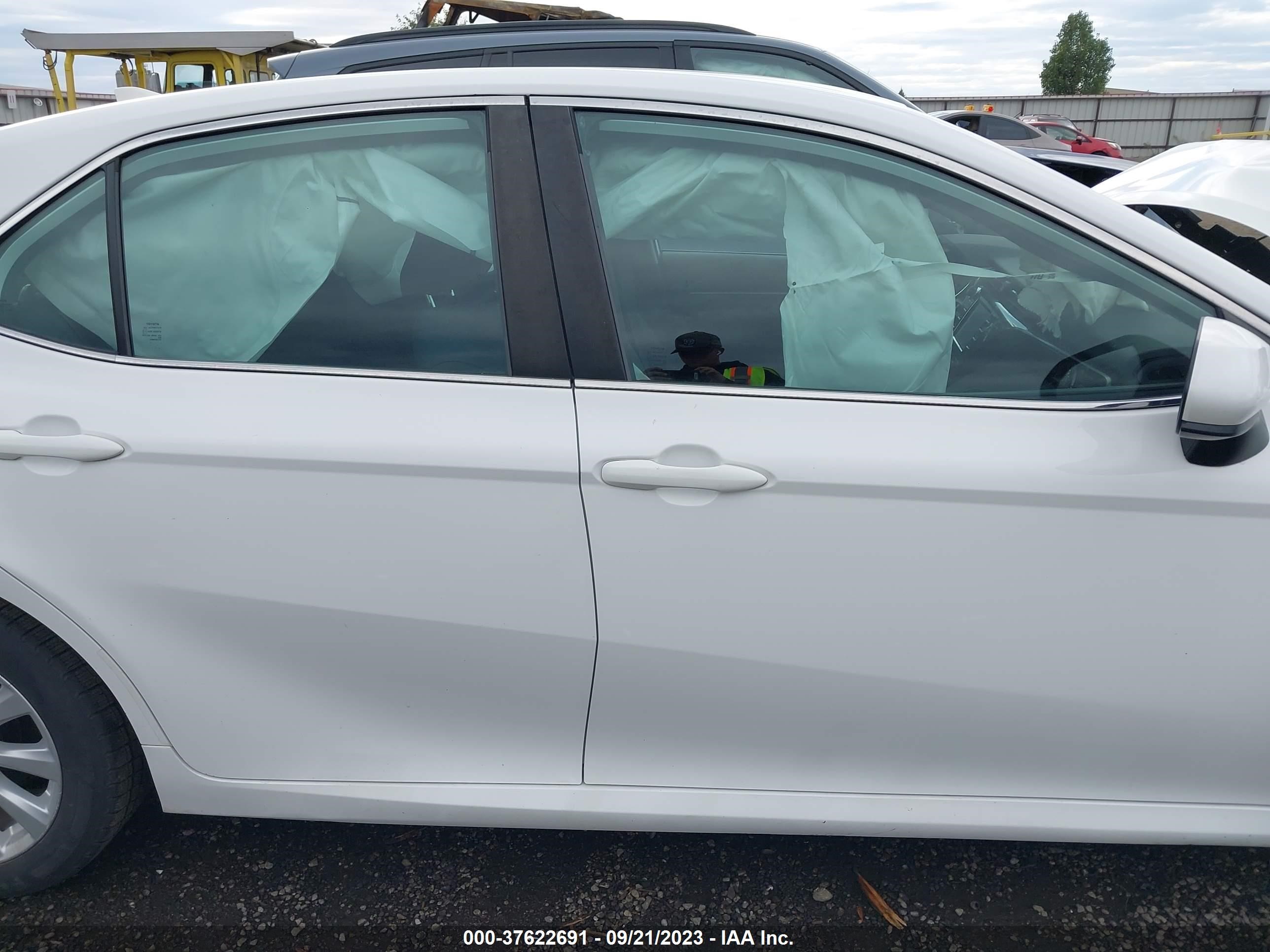 Photo 11 VIN: 4T1B11HK5KU270401 - TOYOTA CAMRY 