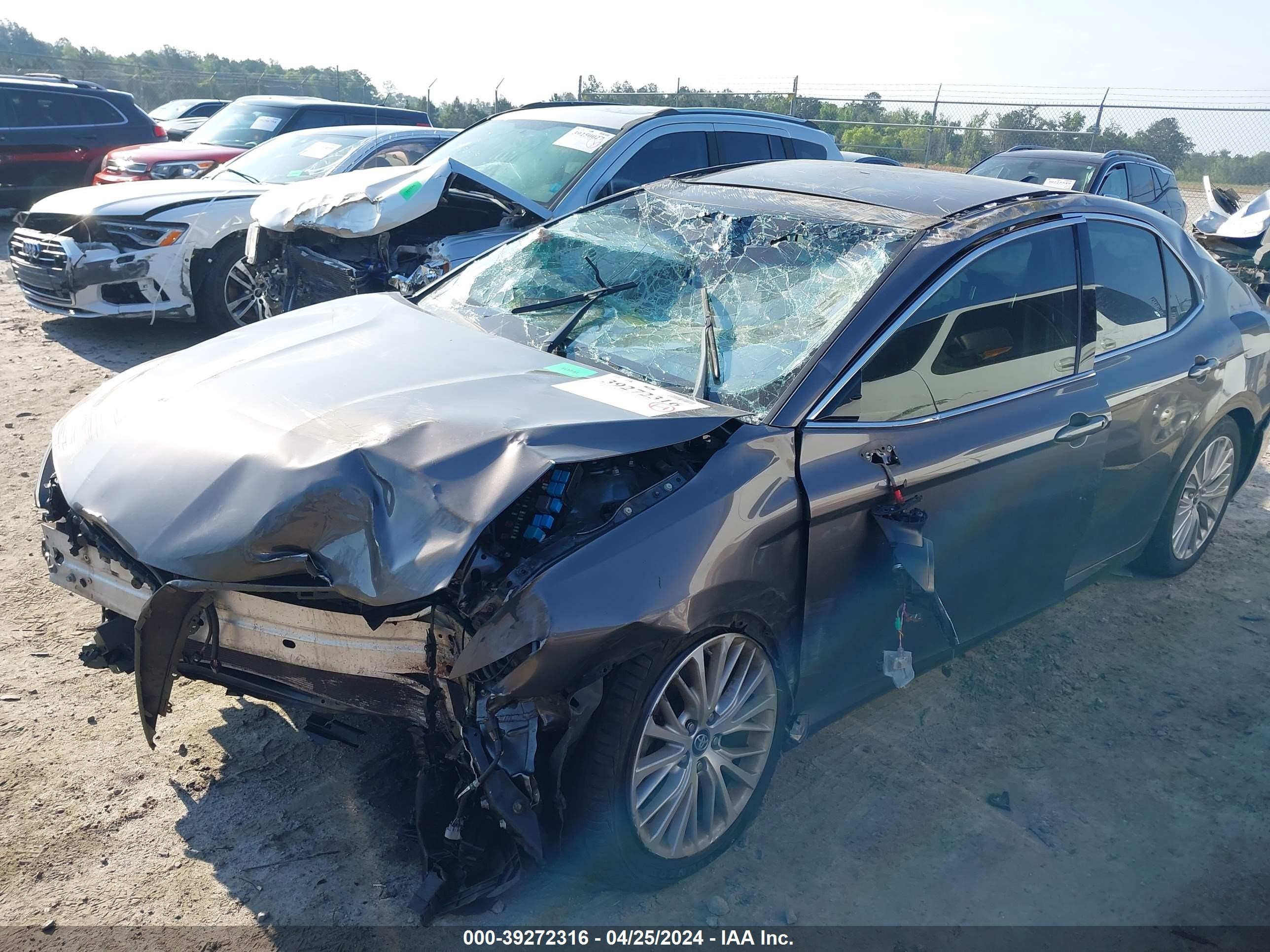 Photo 1 VIN: 4T1B11HK6JU039067 - TOYOTA CAMRY 