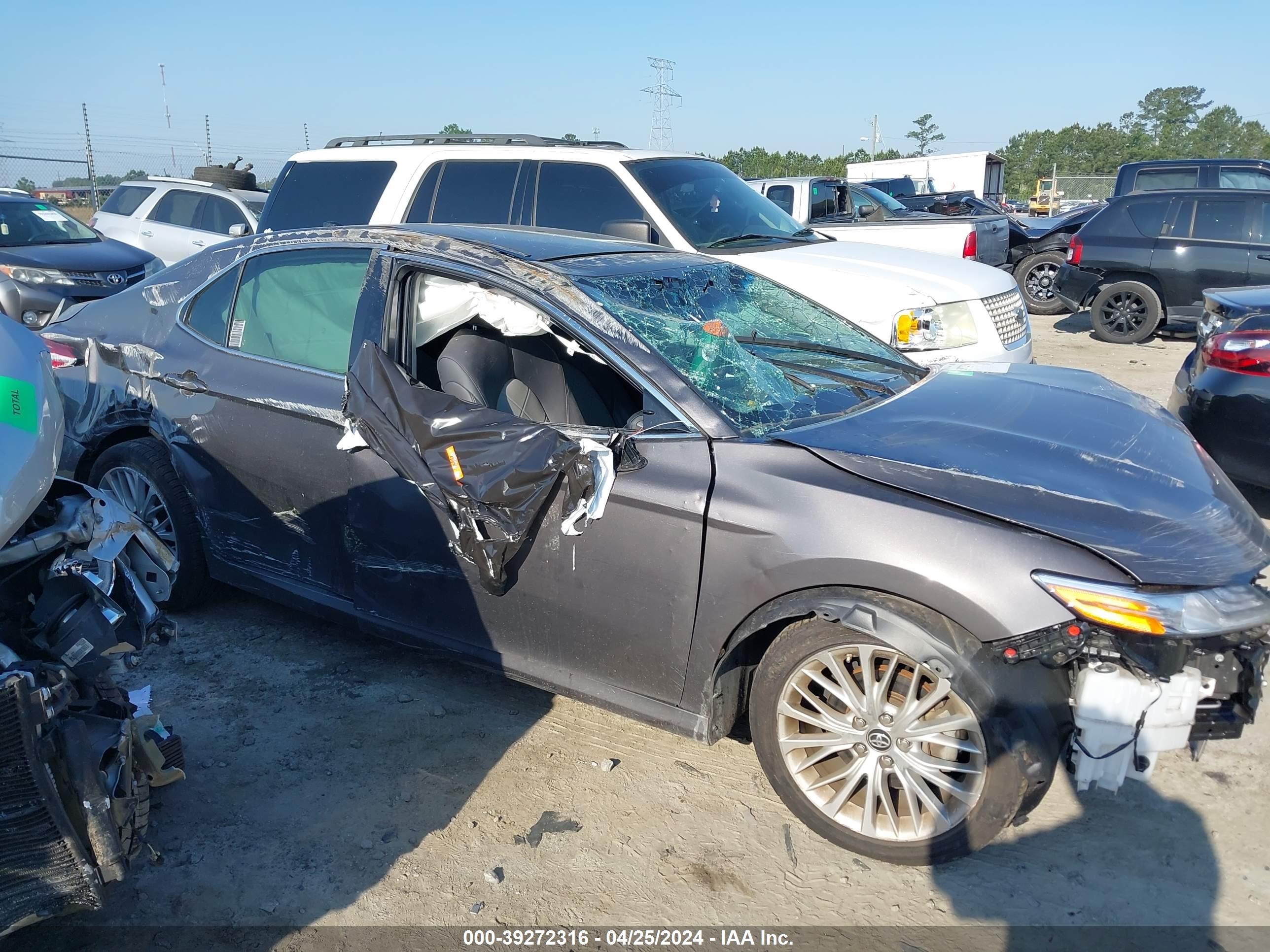 Photo 12 VIN: 4T1B11HK6JU039067 - TOYOTA CAMRY 