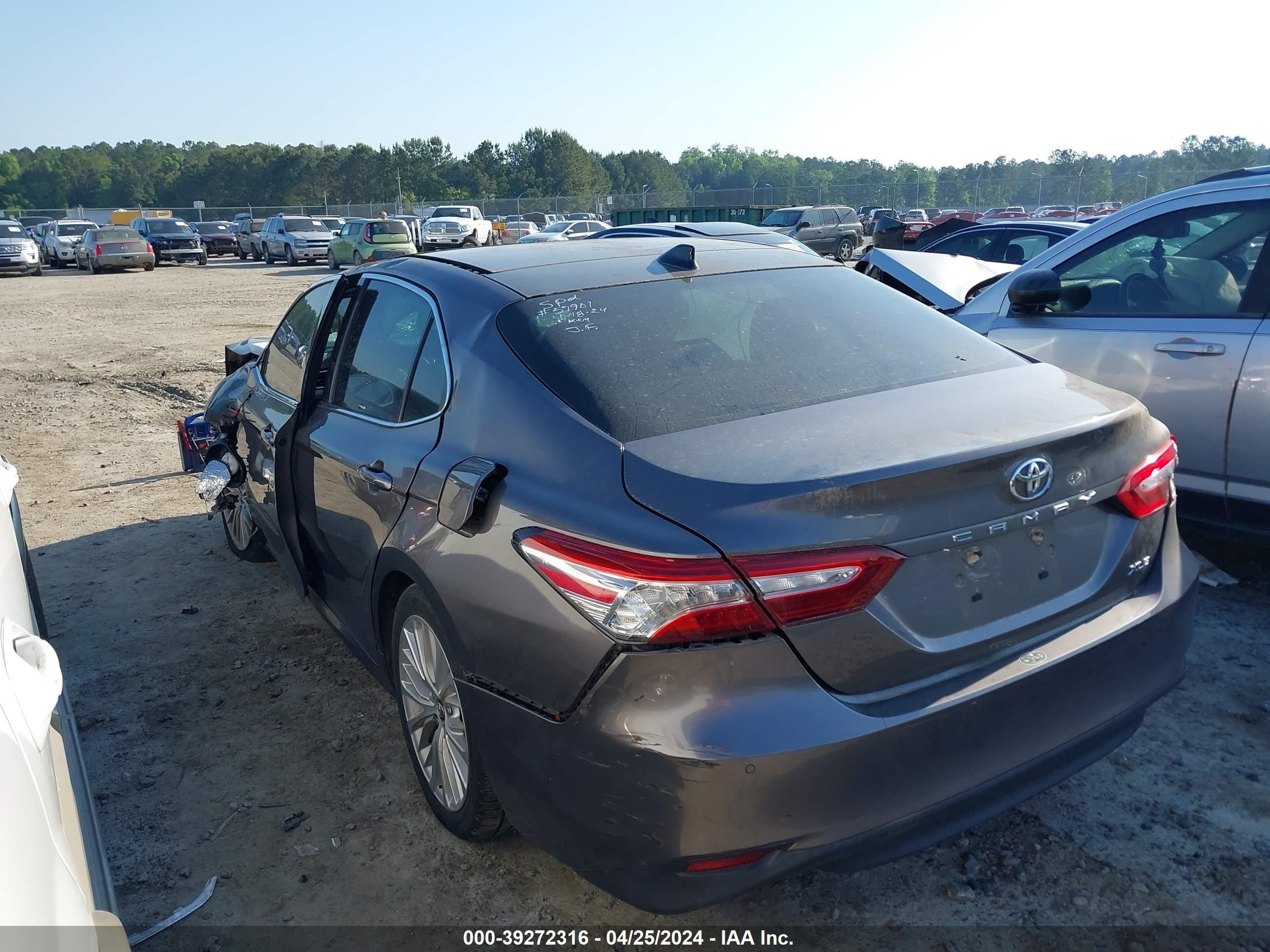 Photo 2 VIN: 4T1B11HK6JU039067 - TOYOTA CAMRY 