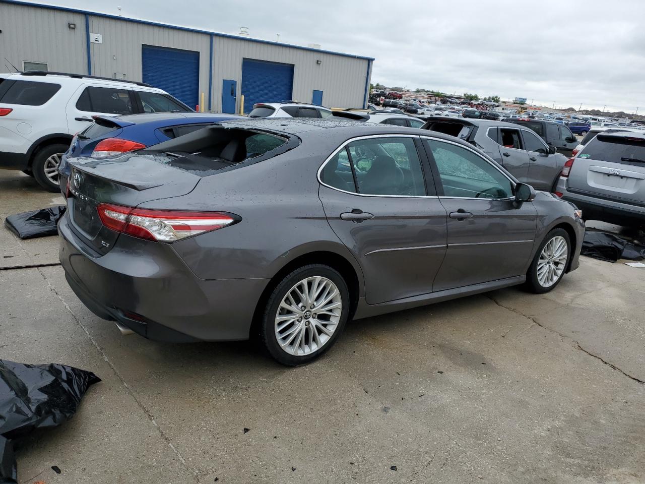 Photo 2 VIN: 4T1B11HK6JU040641 - TOYOTA CAMRY 