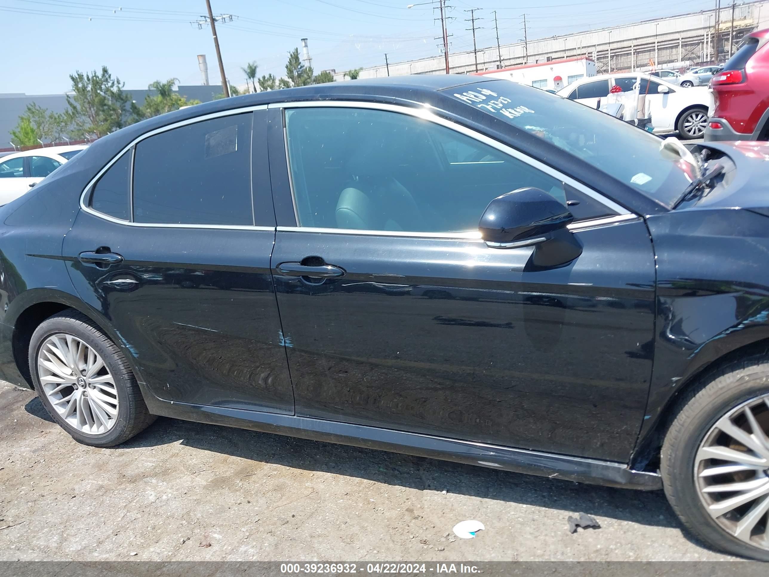 Photo 12 VIN: 4T1B11HK6JU064390 - TOYOTA CAMRY 