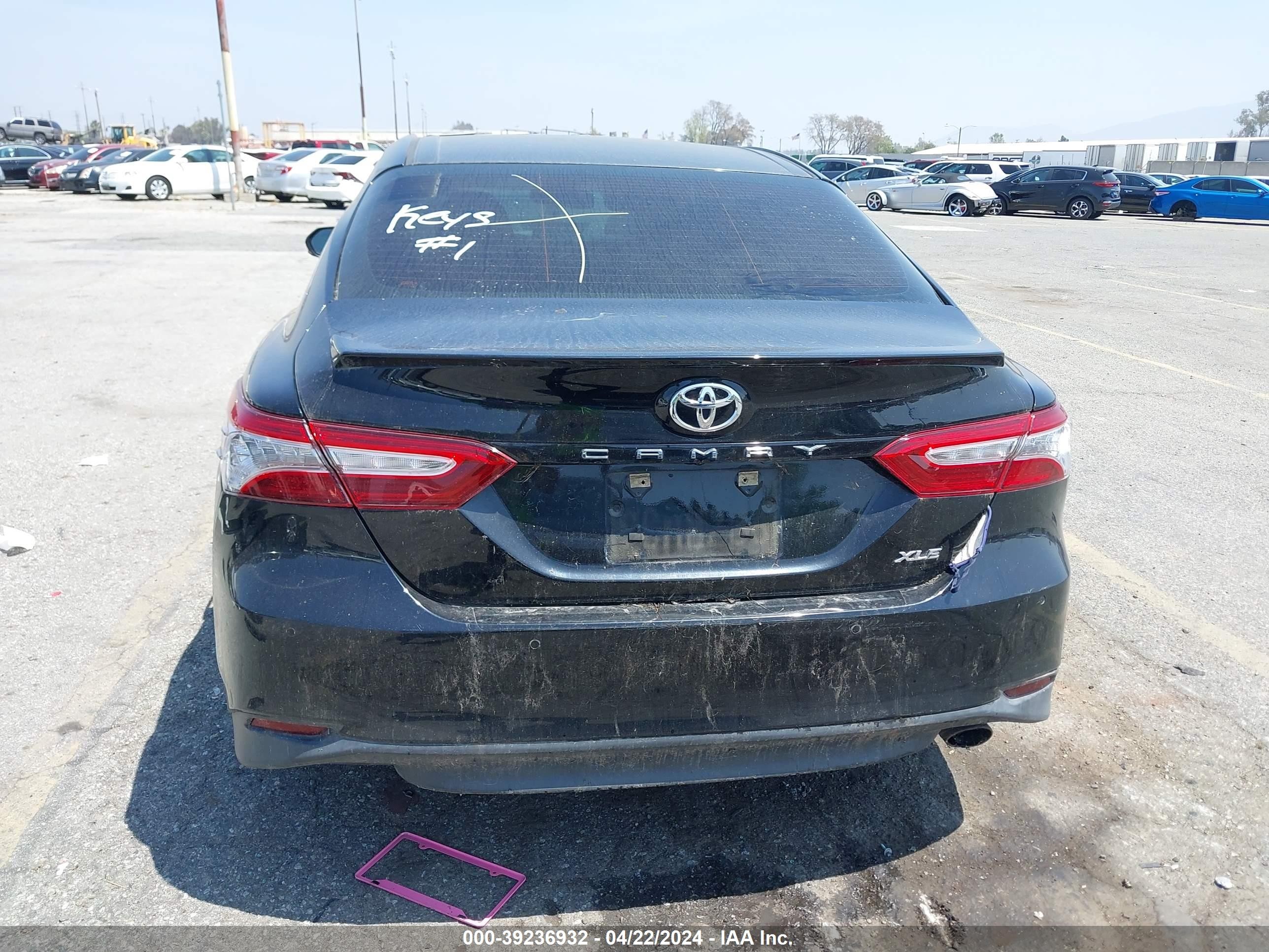 Photo 15 VIN: 4T1B11HK6JU064390 - TOYOTA CAMRY 