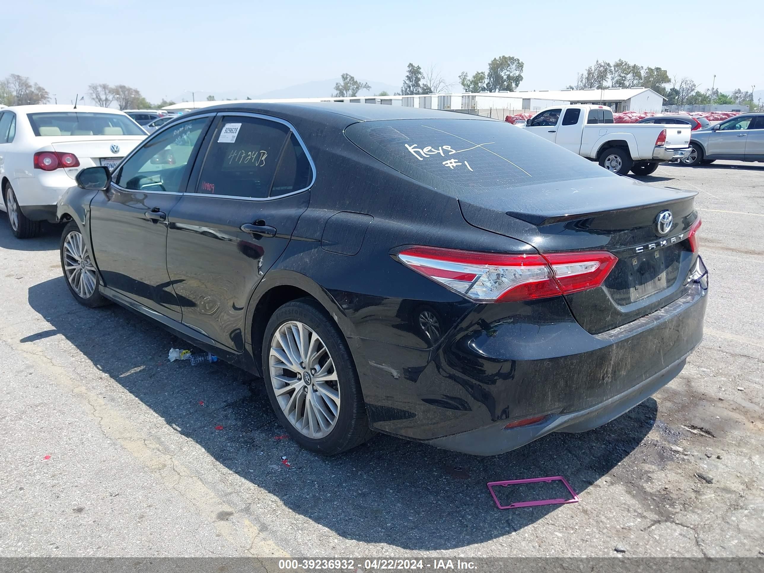 Photo 2 VIN: 4T1B11HK6JU064390 - TOYOTA CAMRY 