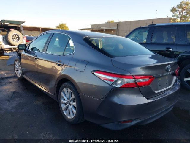 Photo 2 VIN: 4T1B11HK6JU126001 - TOYOTA CAMRY 