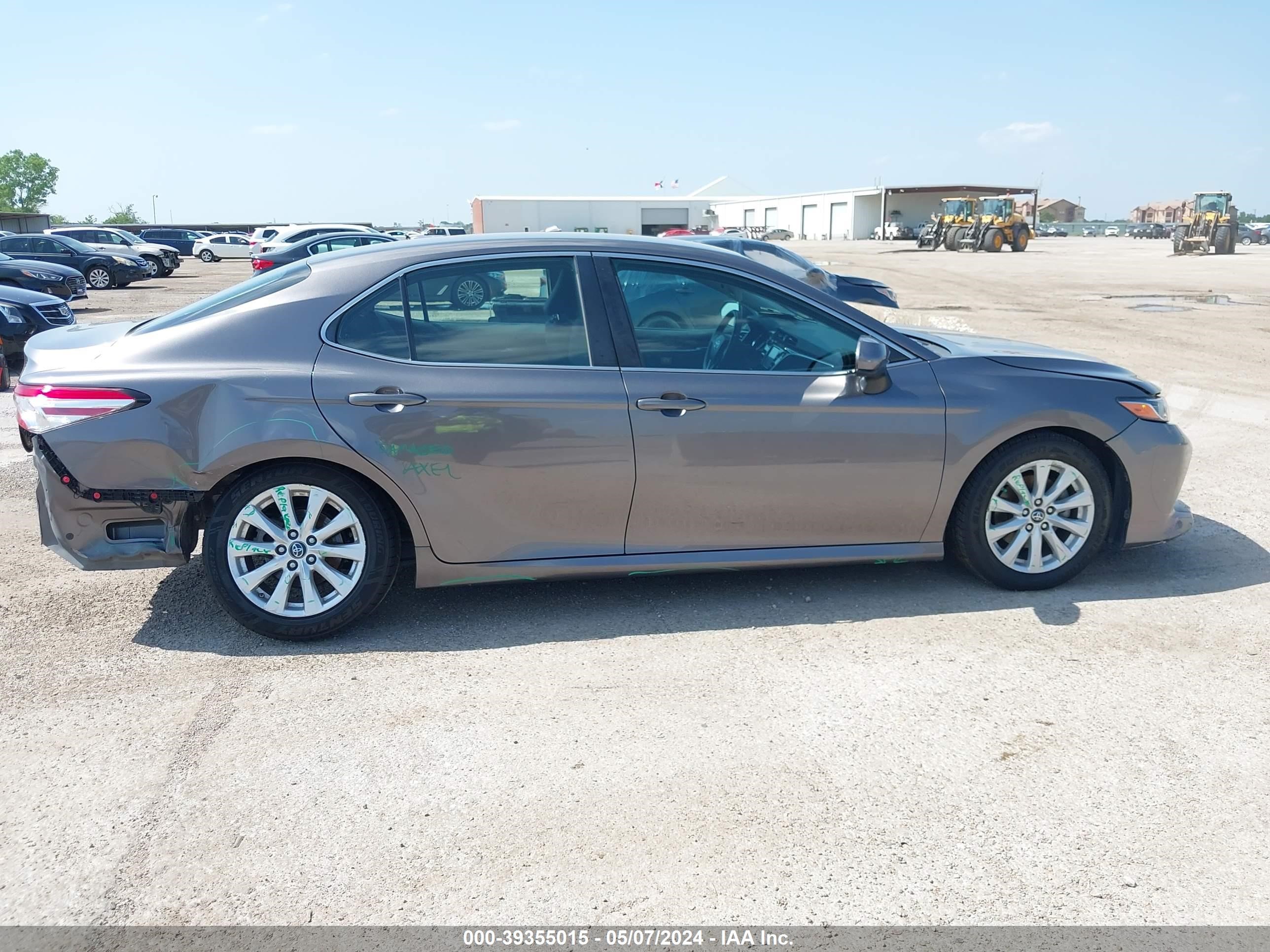 Photo 11 VIN: 4T1B11HK6JU584850 - TOYOTA CAMRY 