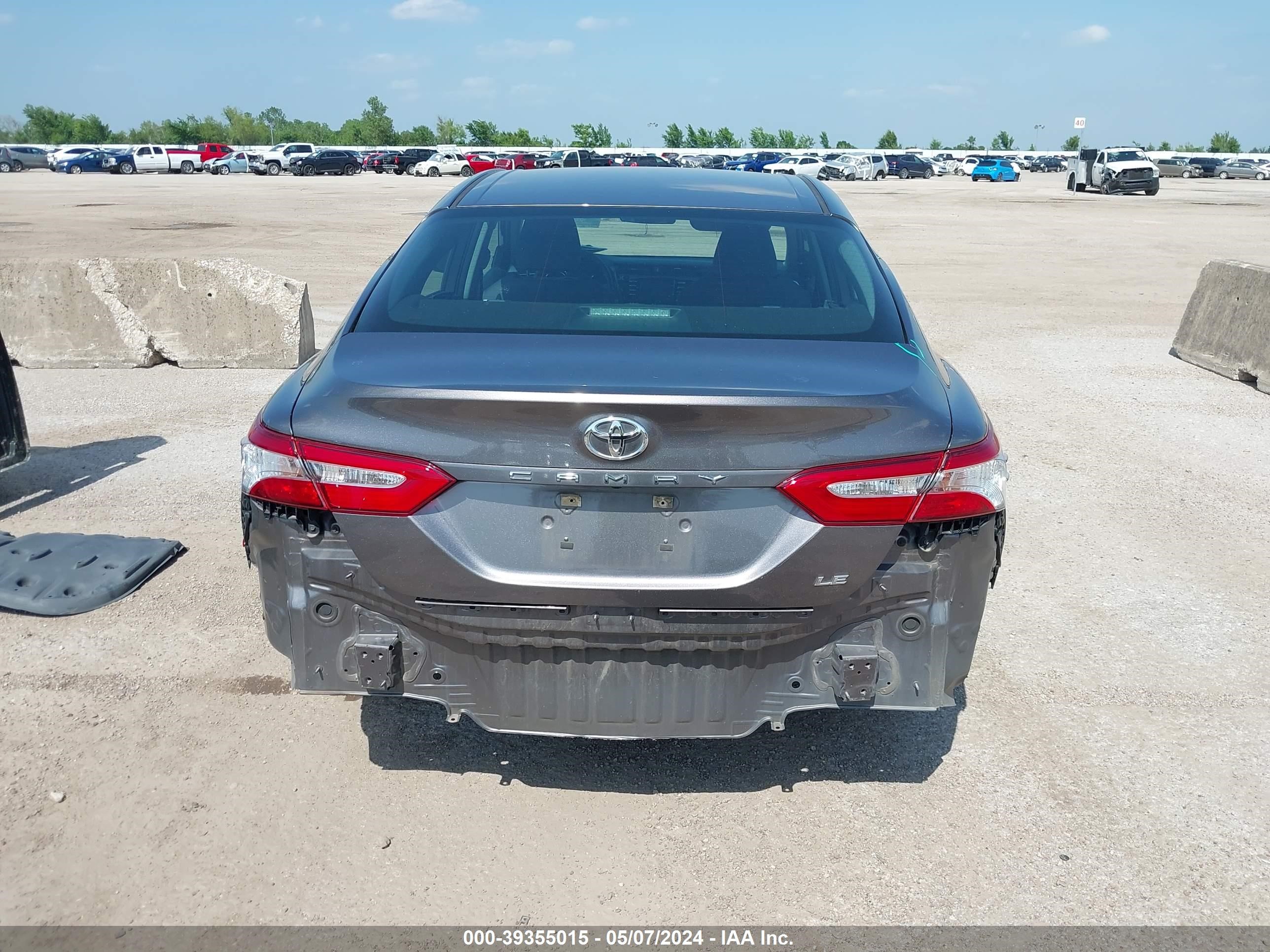 Photo 14 VIN: 4T1B11HK6JU584850 - TOYOTA CAMRY 