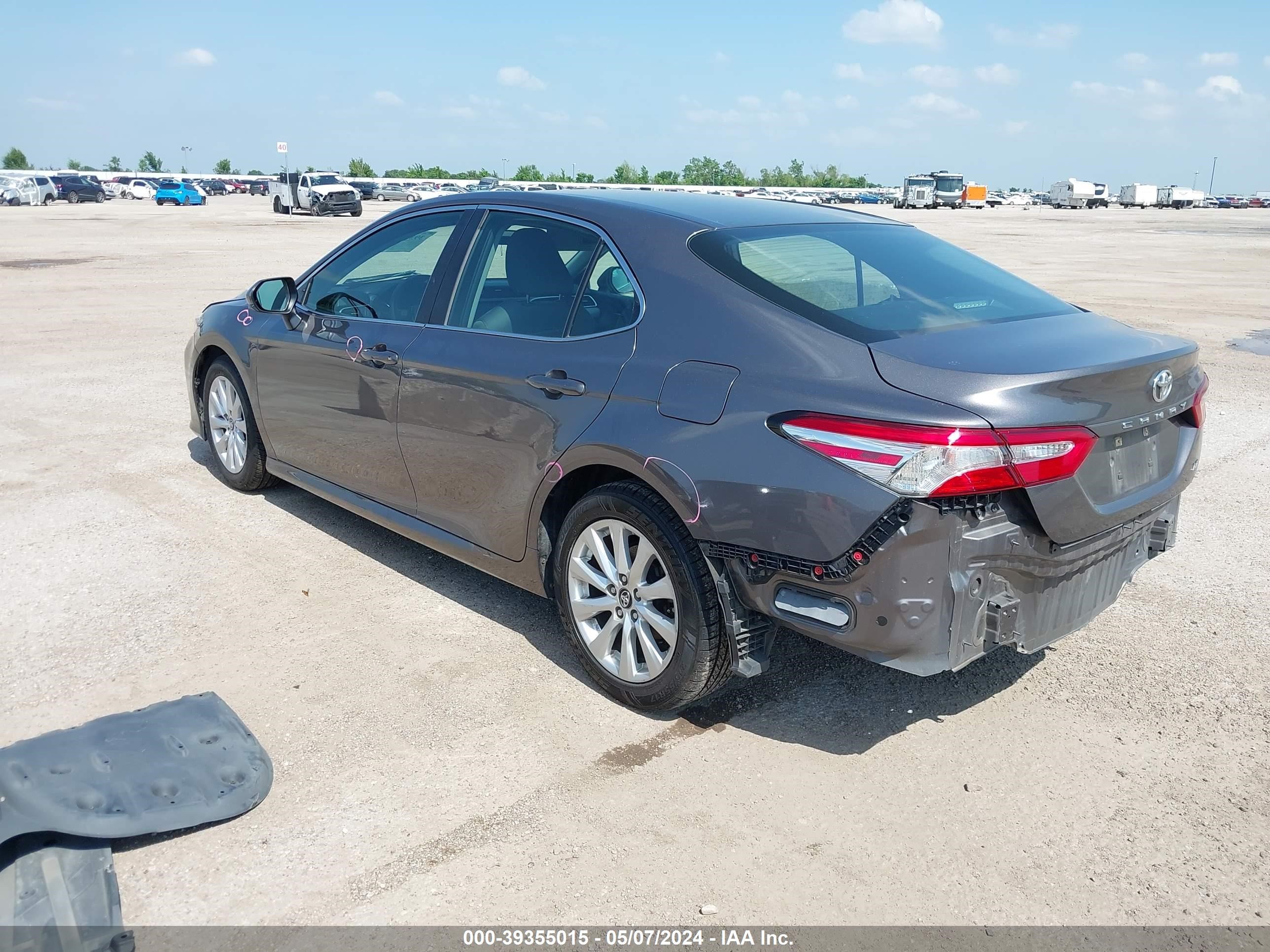 Photo 2 VIN: 4T1B11HK6JU584850 - TOYOTA CAMRY 