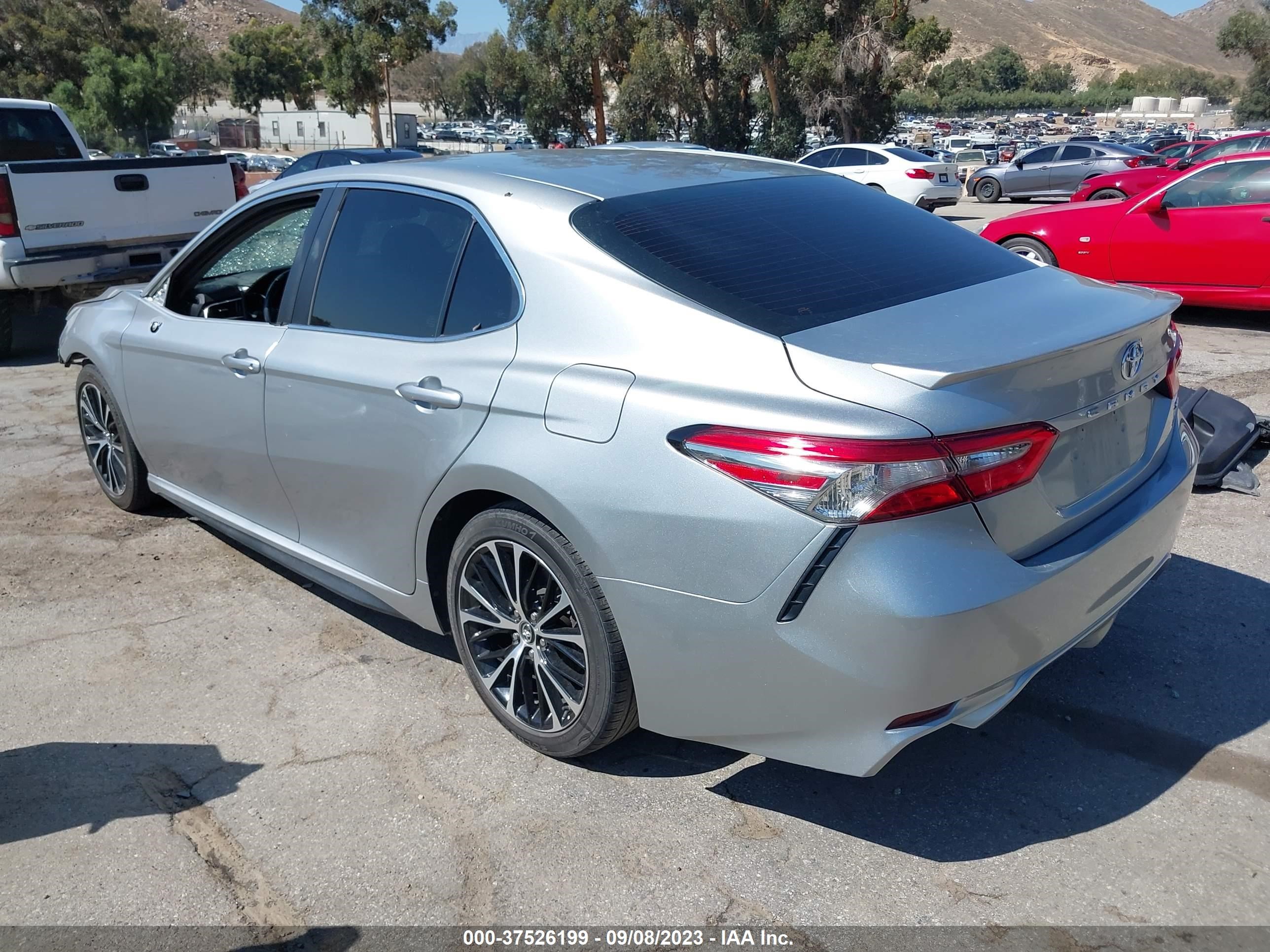 Photo 2 VIN: 4T1B11HK6JU627289 - TOYOTA CAMRY 