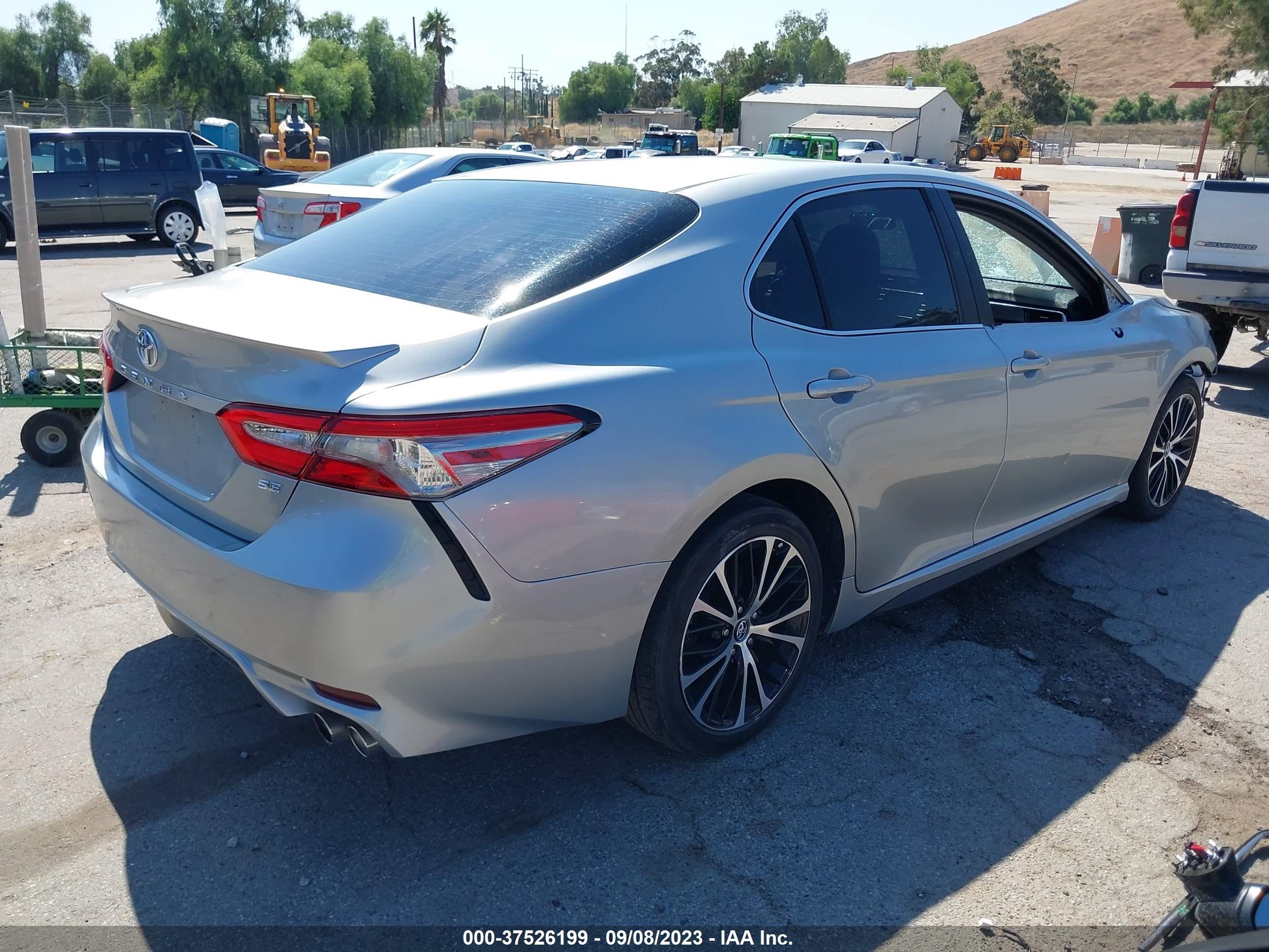 Photo 3 VIN: 4T1B11HK6JU627289 - TOYOTA CAMRY 