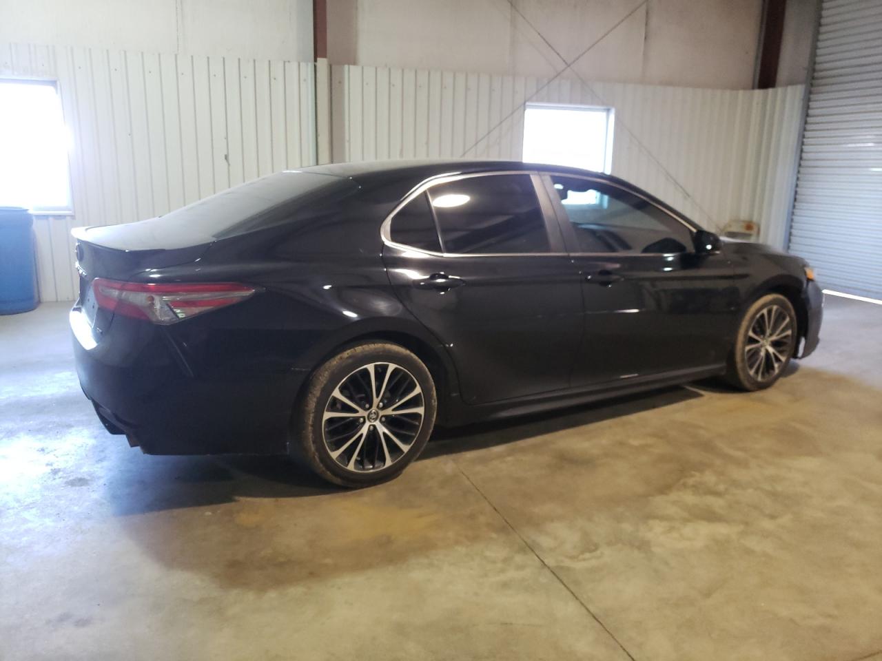 Photo 2 VIN: 4T1B11HK6JU628717 - TOYOTA CAMRY 