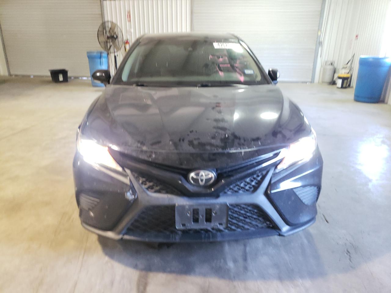 Photo 4 VIN: 4T1B11HK6JU628717 - TOYOTA CAMRY 