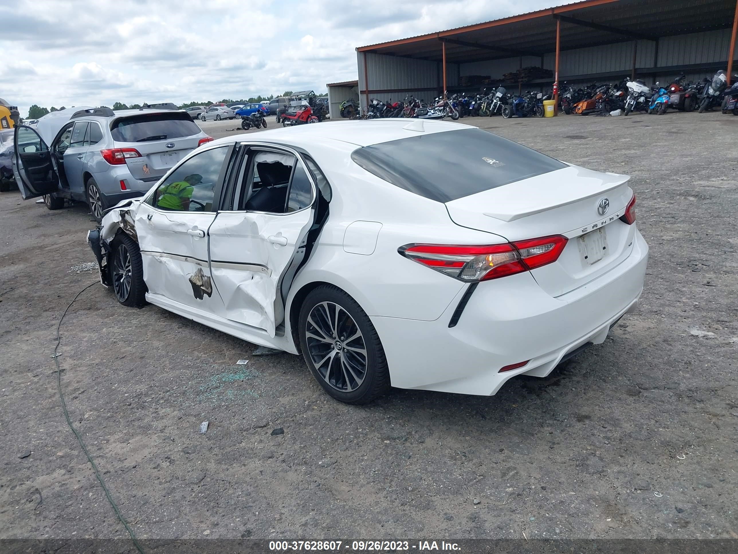 Photo 2 VIN: 4T1B11HK6KU210224 - TOYOTA CAMRY 