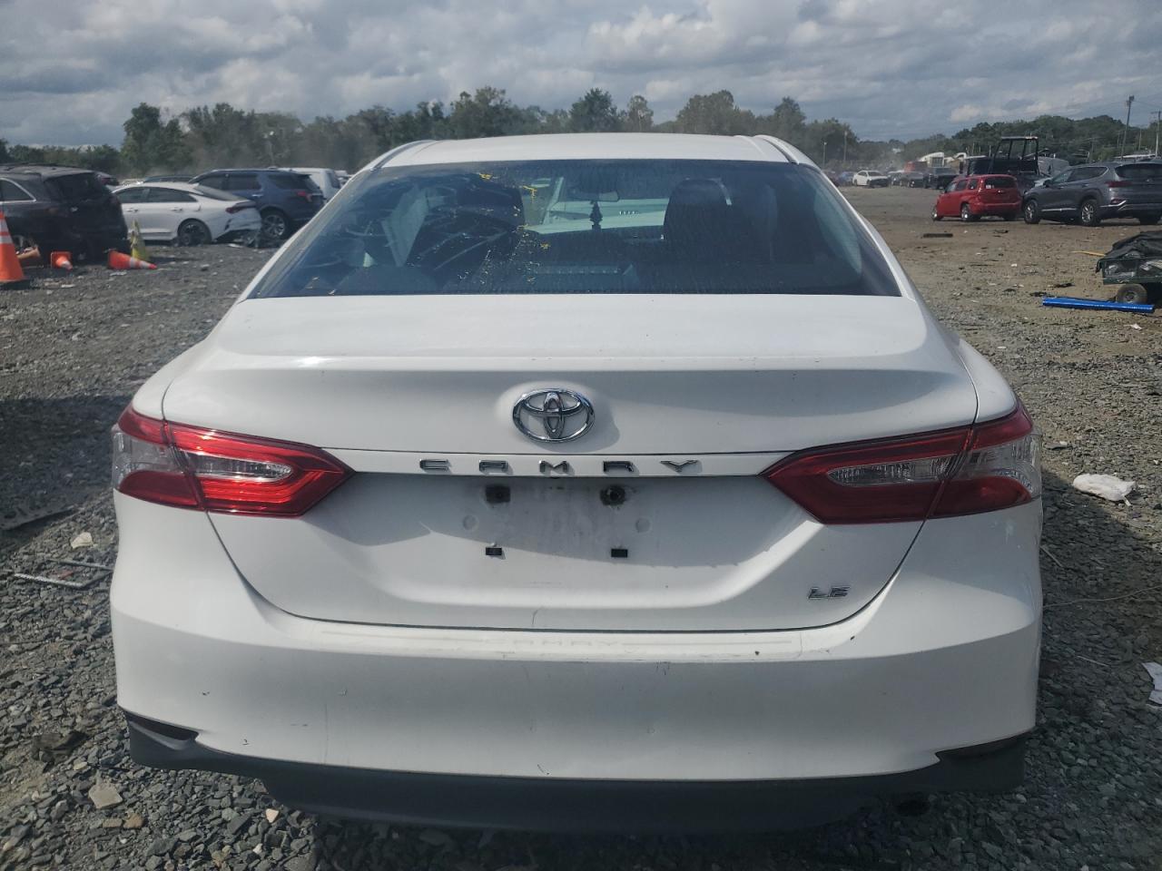 Photo 5 VIN: 4T1B11HK7JU007101 - TOYOTA CAMRY 