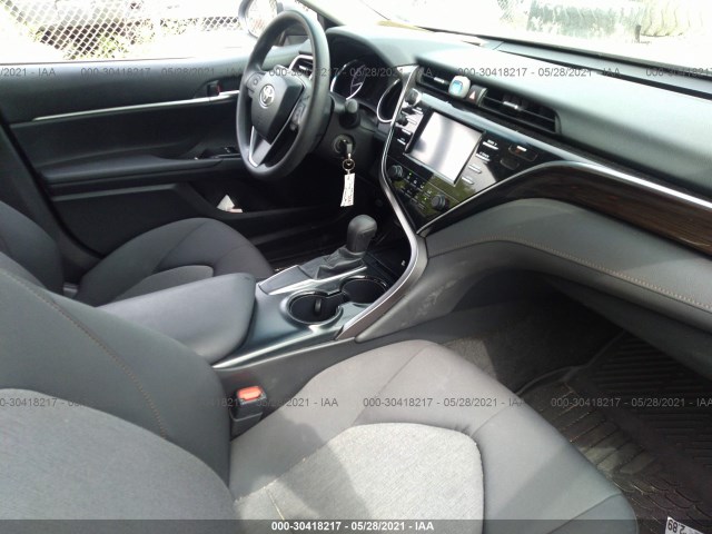 Photo 4 VIN: 4T1B11HK7JU009589 - TOYOTA CAMRY 