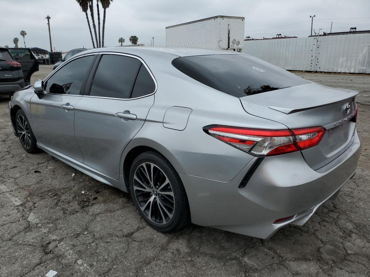 Photo 1 VIN: 4T1B11HK7JU078654 - TOYOTA CAMRY 