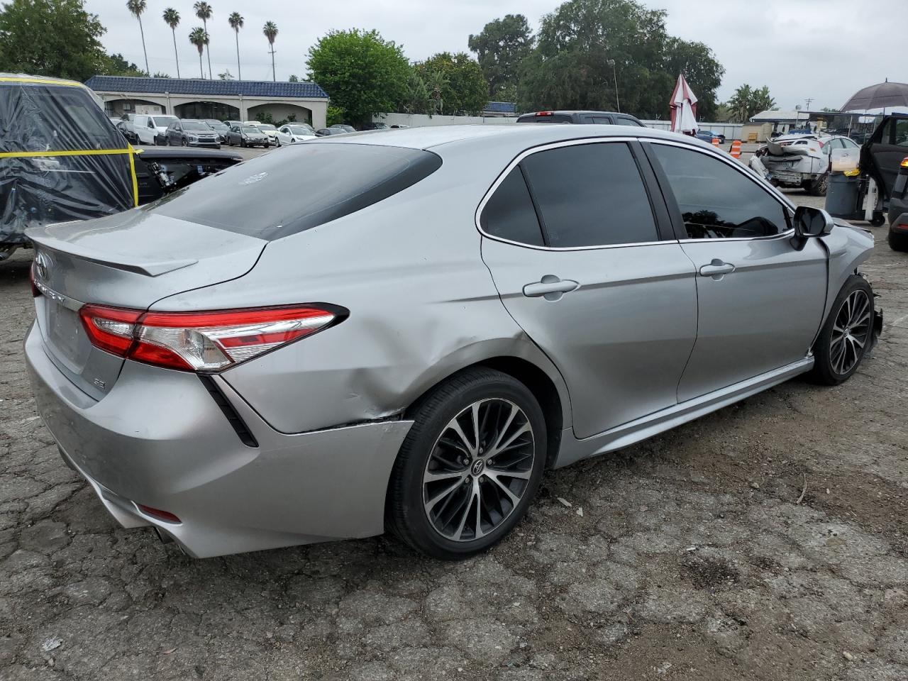 Photo 2 VIN: 4T1B11HK7JU078654 - TOYOTA CAMRY 