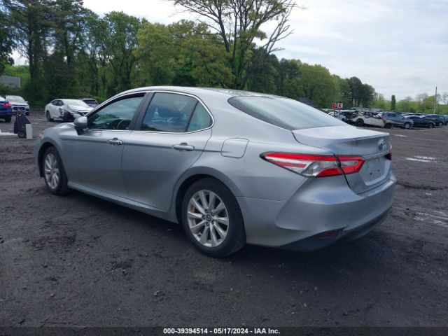 Photo 2 VIN: 4T1B11HK7JU081103 - TOYOTA CAMRY 