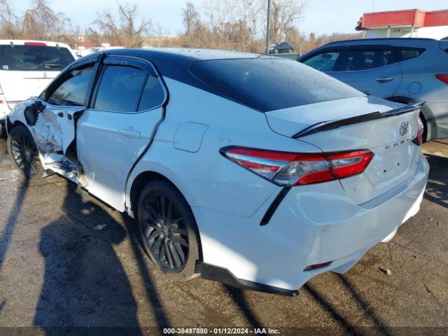 Photo 2 VIN: 4T1B11HK7JU097995 - TOYOTA CAMRY 