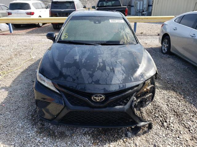 Photo 4 VIN: 4T1B11HK7JU630945 - TOYOTA CAMRY 