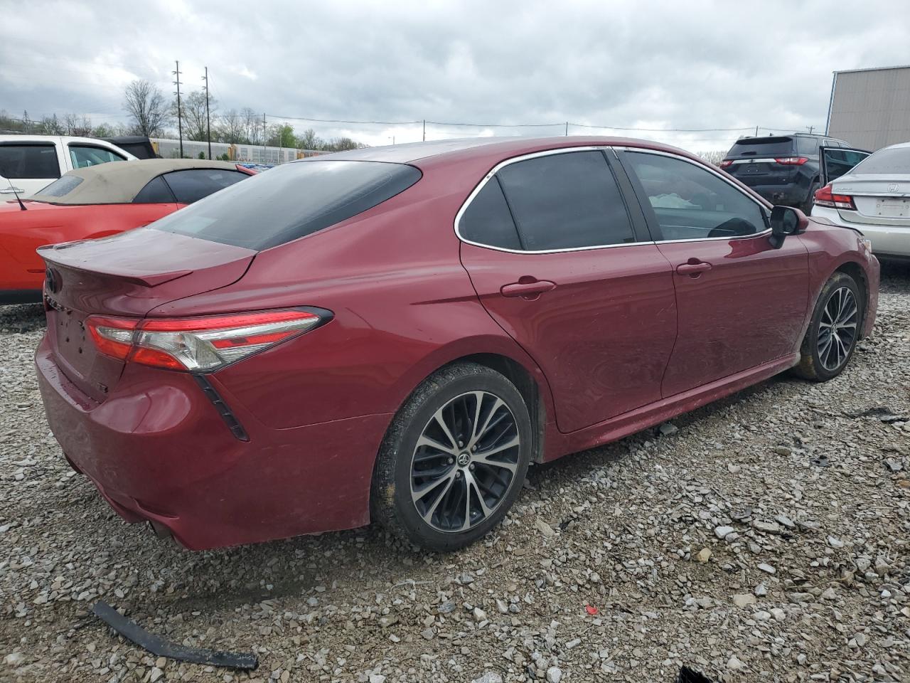 Photo 2 VIN: 4T1B11HK7JU663136 - TOYOTA CAMRY 