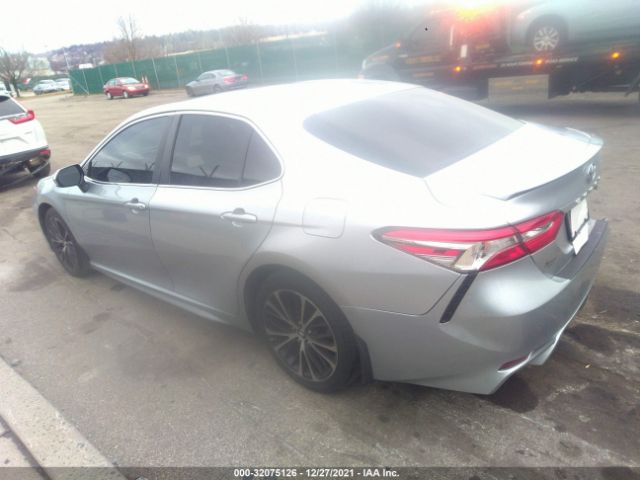 Photo 2 VIN: 4T1B11HK8JU027258 - TOYOTA CAMRY 