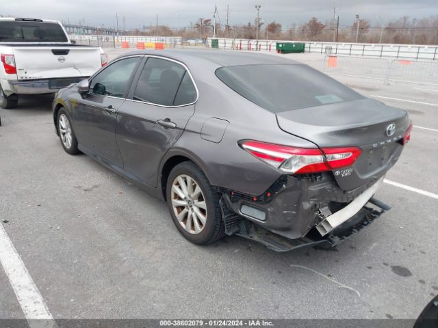 Photo 2 VIN: 4T1B11HK8JU063502 - TOYOTA CAMRY 