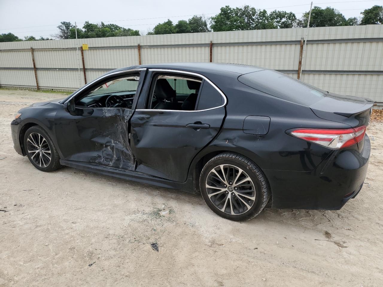 Photo 1 VIN: 4T1B11HK8JU071776 - TOYOTA CAMRY 