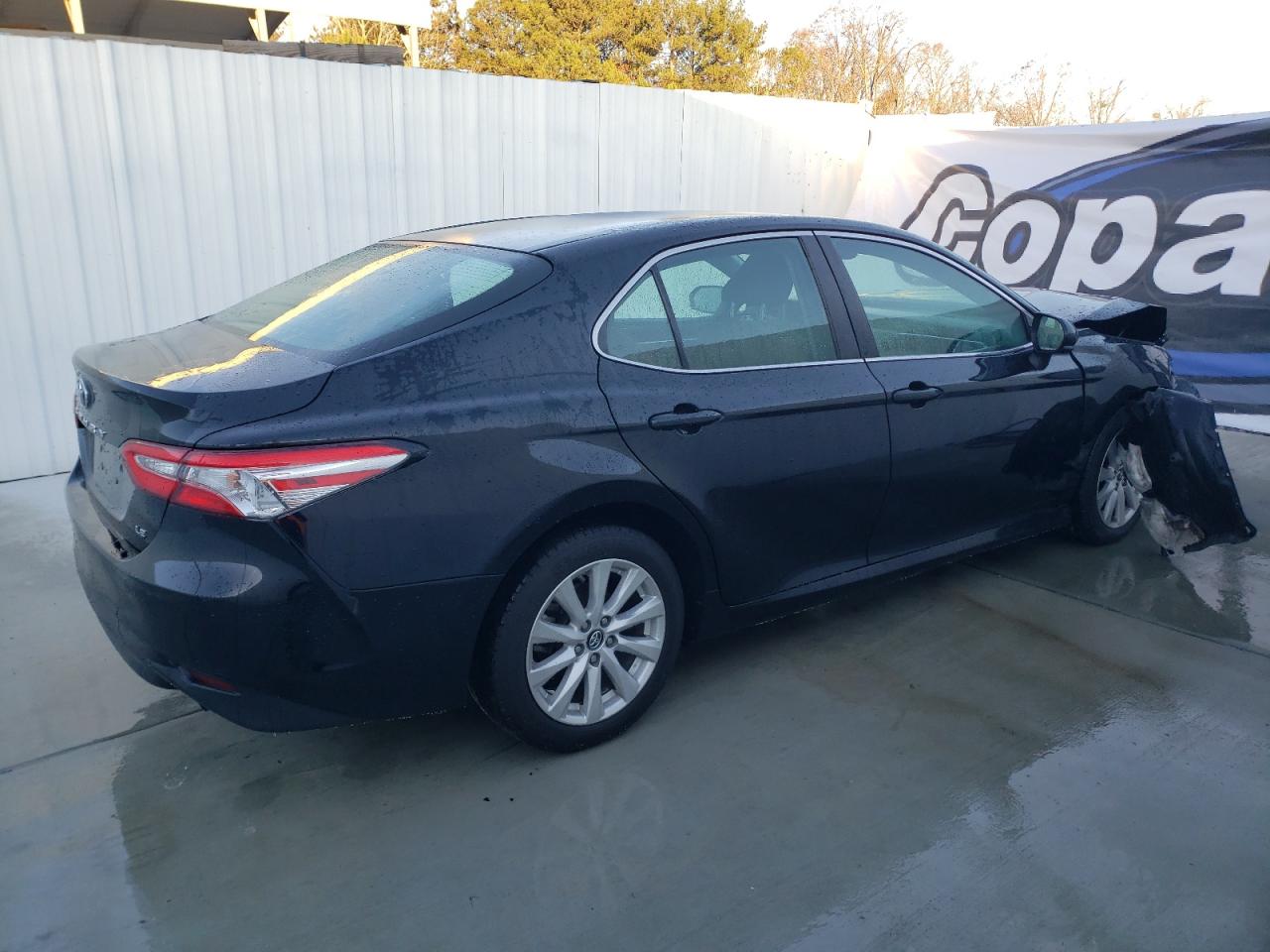 Photo 2 VIN: 4T1B11HK8JU079800 - TOYOTA CAMRY 