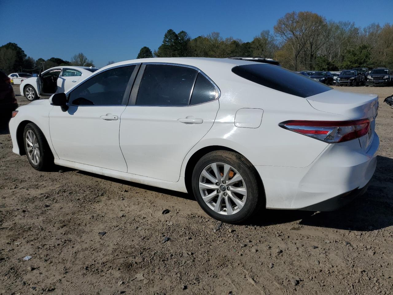 Photo 1 VIN: 4T1B11HK8JU103898 - TOYOTA CAMRY 